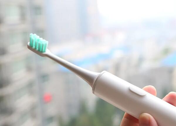 電動牙刷會對牙齒造成傷害嗎？原來牙齒受損與這兩者有關