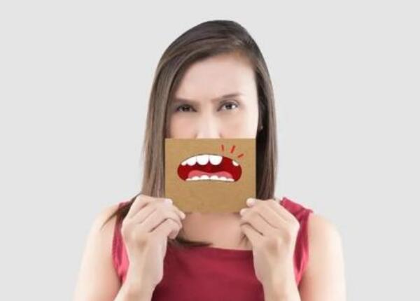 牙敏感用電動(dòng)還是手動(dòng)牙刷？牙齒敏感人群必看！